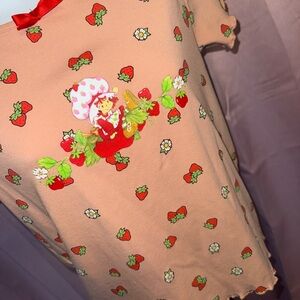 JUNIORS STRAWBERRY SHORTCAKE GRAPHIC TEE SIZE M